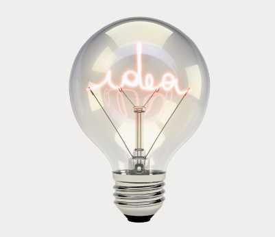 Żarówka z napisem IDEA w środku