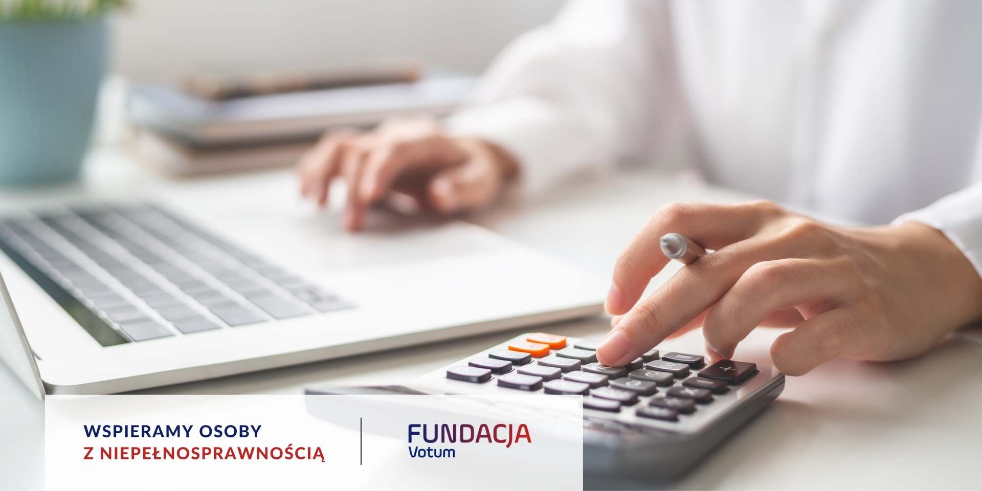 Dłonie wpisujące dane na komputerze i korzystające z kalkulatora podczas podliczania kosztorysu