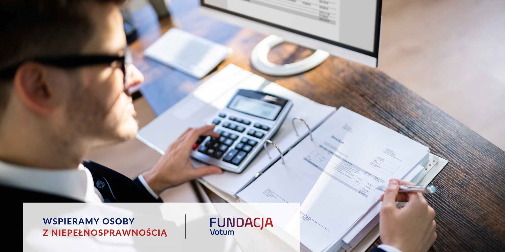 <br />
Mężczyzna w okularach przegląda dokumenty w segregatorze, używając kalkulatora i komputera.
