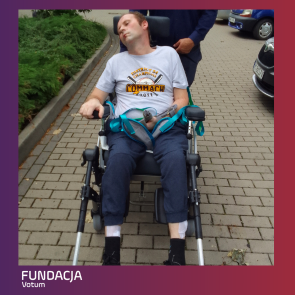 podopieczny fundacji Votum, mężczyzna na wózku inwalidzkim